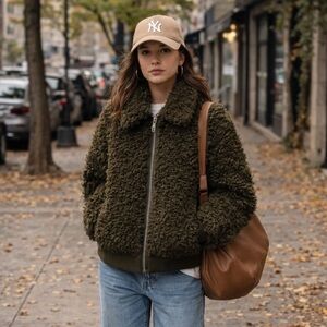 🄷&🄼 Soft teddy fuzzy jacket with a collar Size 4
